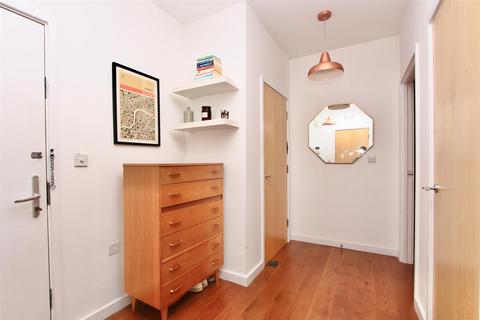 1 bedroom flat for sale, Bouverie Road, London N16