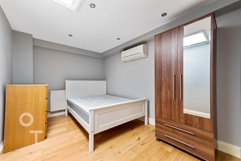 3 bedroom flat to rent, Camden Road, N7