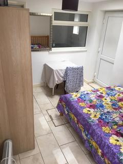 Studio to rent, Chadwell Heath Lane, Romford, Essex, RM6