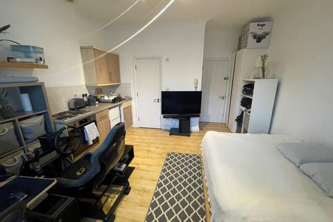 Studio to rent, Ferme Park Road, Crouch End, N8