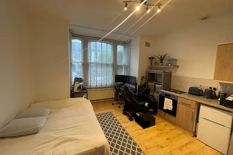 Studio to rent, Ferme Park Road, Crouch End, N8