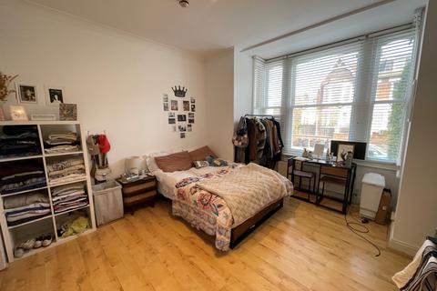 Studio to rent, Ferme Park Road, Crouch End, N8