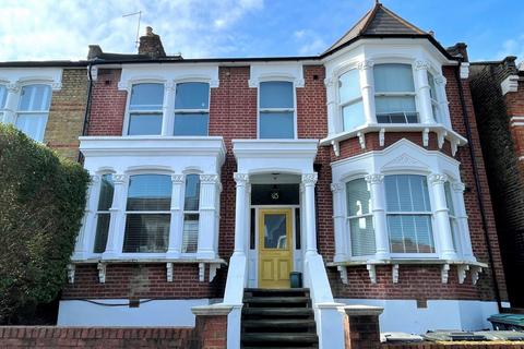 Studio to rent, Ferme Park Road, Crouch End, N8