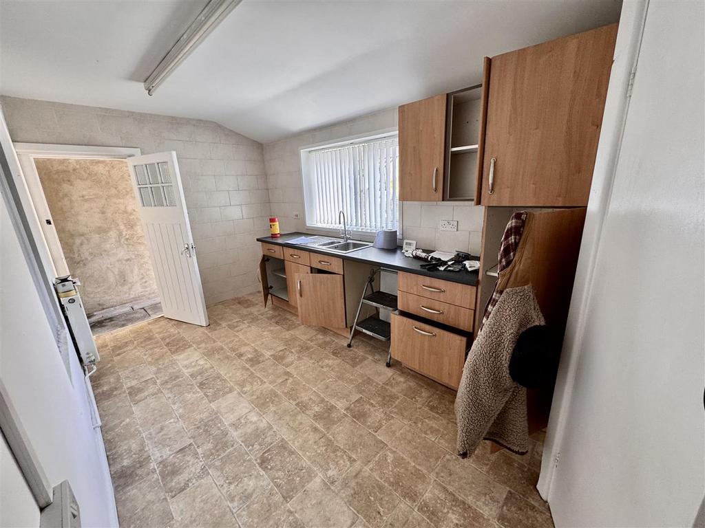 Woodlands Terrace, Cross Hands, Llanelli 2 bed semidetached house for