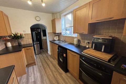 3 bedroom semi-detached house to rent, Malvern Road, St Helens.