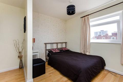 Studio to rent, Morden Road, South Wimbledon, London, SW19