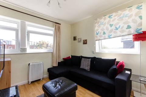 Studio to rent, Morden Road, South Wimbledon, London, SW19