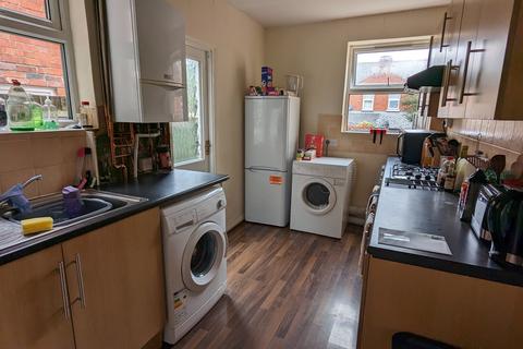 3 bedroom terraced house to rent, Auckland Road, Reading RG6