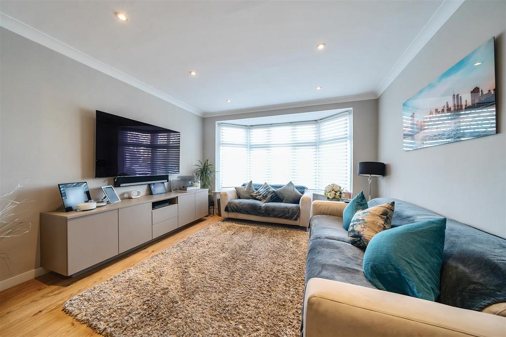 Lounge/Dining Room: