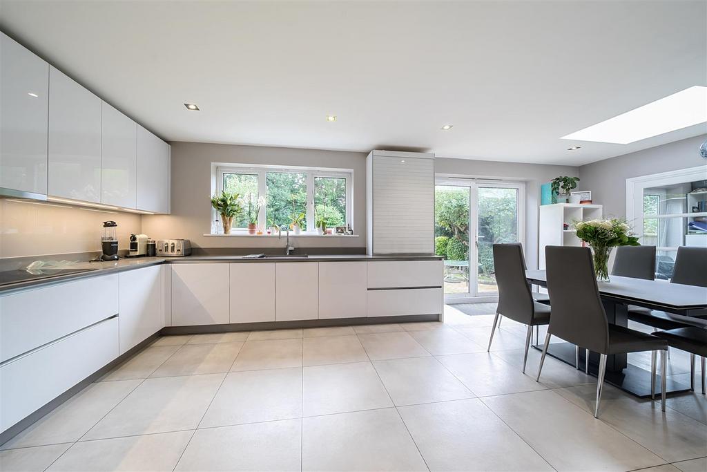 Kitchen/Breakfast Room: