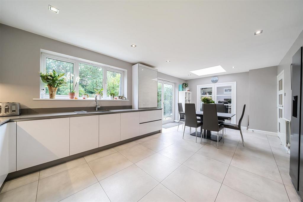 Kitchen/Breakfast Room: