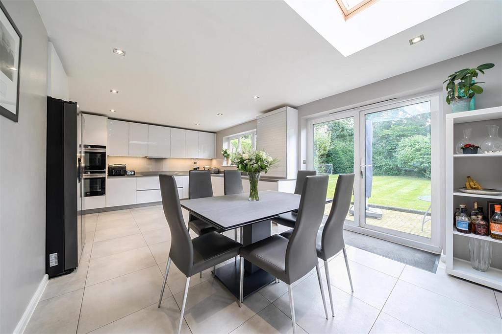 Kitchen/Breakfast Room: