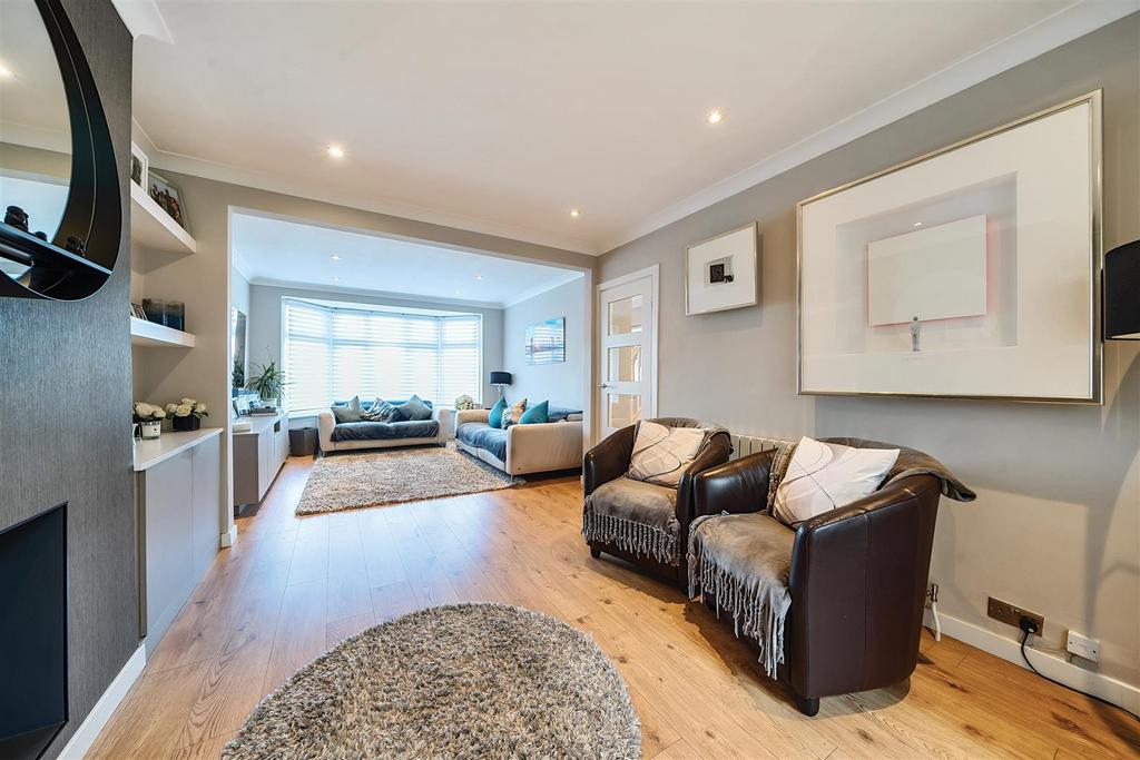 Lounge/Dining Room: