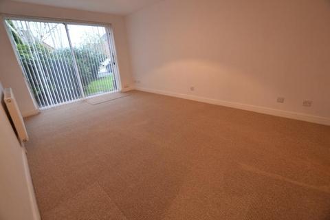 2 bedroom flat to rent, Home Farm Avenue, Macclesfield SK10