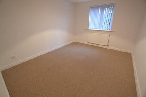 2 bedroom flat to rent, Home Farm Avenue, Macclesfield SK10