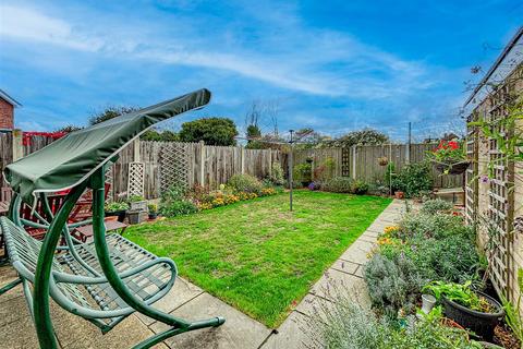 5 Poplar Grove, Burnham-on-crouch, CM0 8RJ