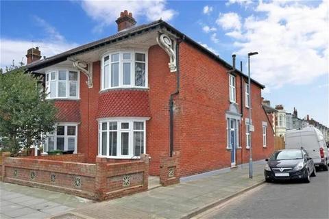 3 bedroom end of terrace house to rent, Kirby Road