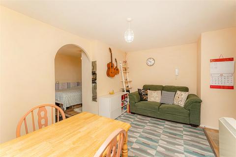 35 Waddington Close, Enfield, EN1 1NB