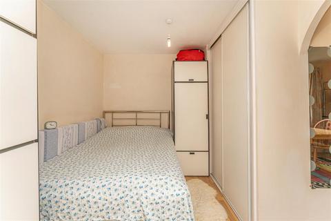 35 Waddington Close, Enfield, EN1 1NB