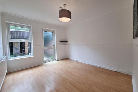 2 bedroom flat to rent, Eastney Road, Croydon