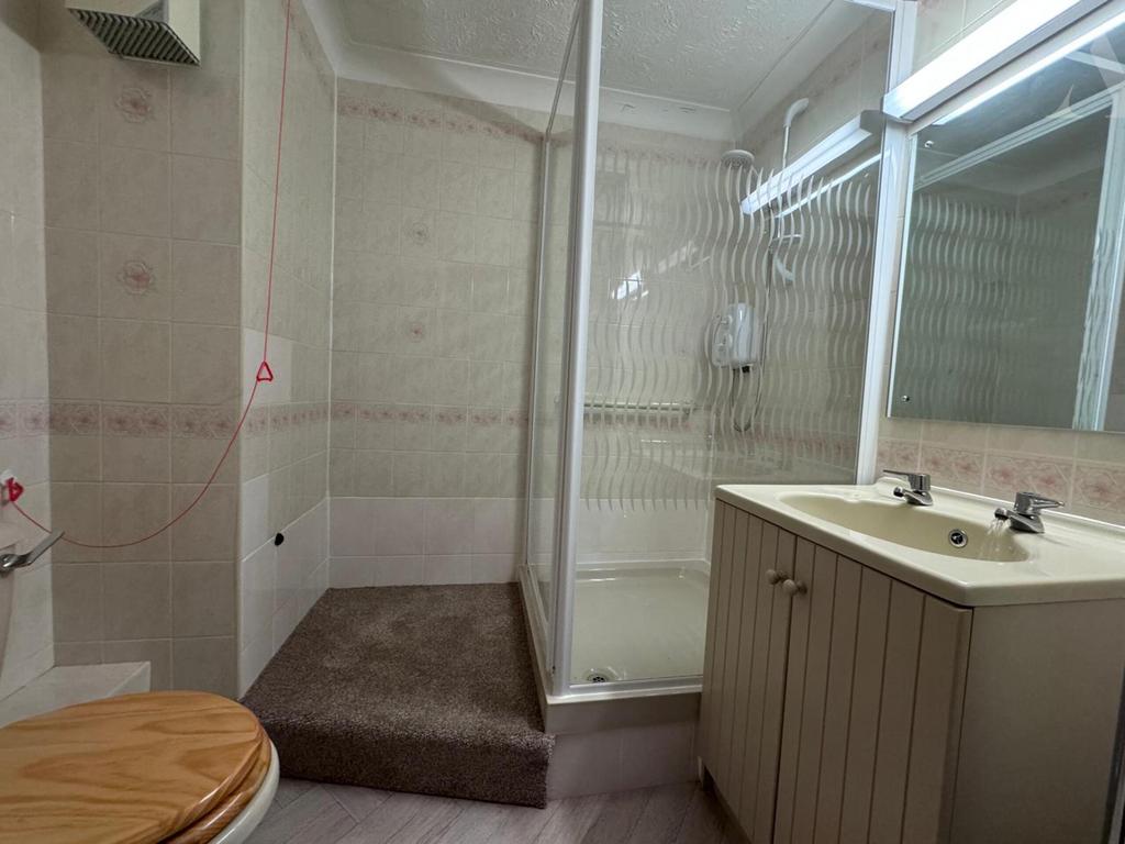 47 Barons Court - Bathroom