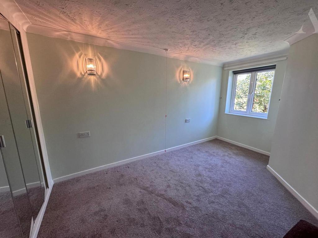 47 Barons Court - Bedroom