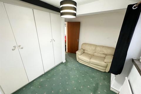 2 bedroom flat to rent, High Street, Cowley