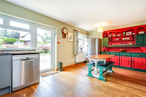 18 Chestnut Close, Liphook, GU30 7JA