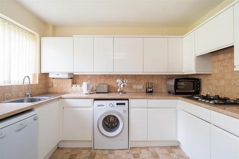 9 Hove Gardens, Sutton, SM1 3EZ