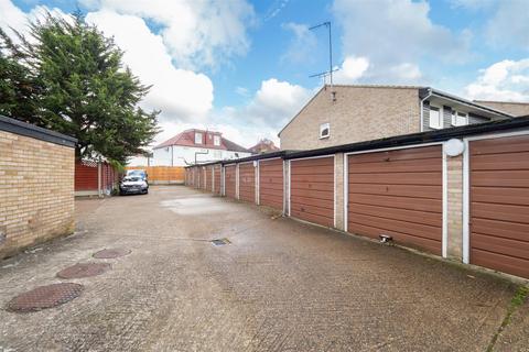 9 Hove Gardens, Sutton, SM1 3EZ