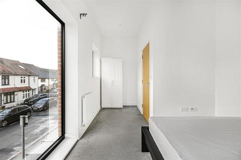 15c Vale Road, Sutton, SM1 1QH