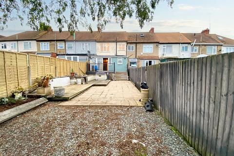 3 bedroom terraced house to rent, Grange Road, Gillingham, ME7