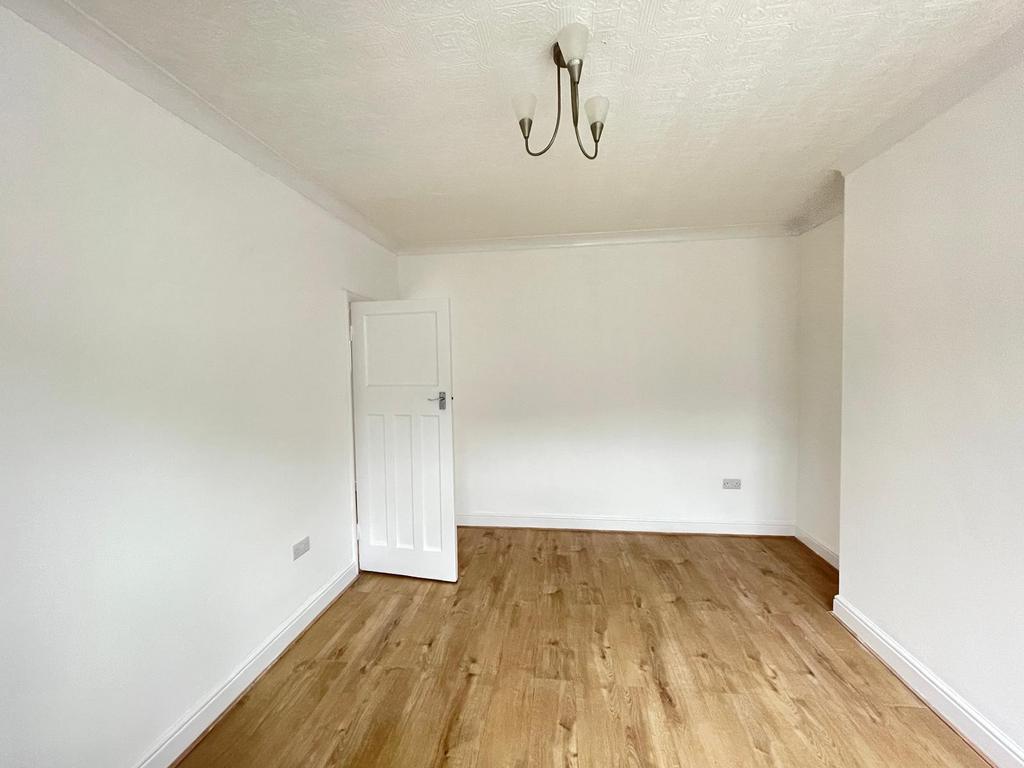 Ashbourne Avenue, Harrow HA2 2 bed to rent £1,950 pcm (£