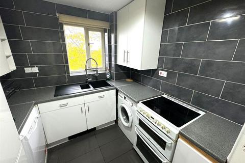 2 bedroom house to rent, Cherry Blossom Close, London N13