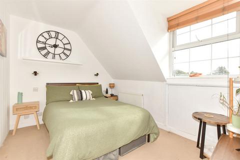 4 bedroom end of terrace house for sale, St. John's Road, New Romney, Kent