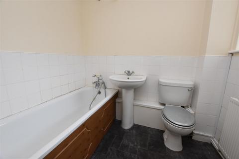 2 bedroom apartment to rent, Poplar Court, Leads Road ,Hull