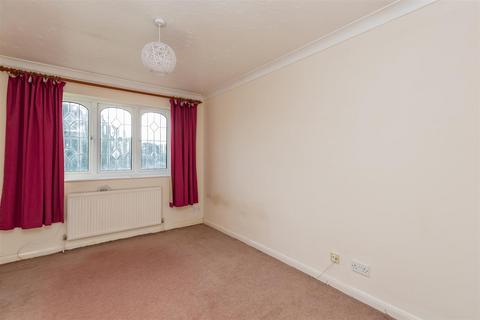 3 Penshurst Close, Longfield, DA3 7LN