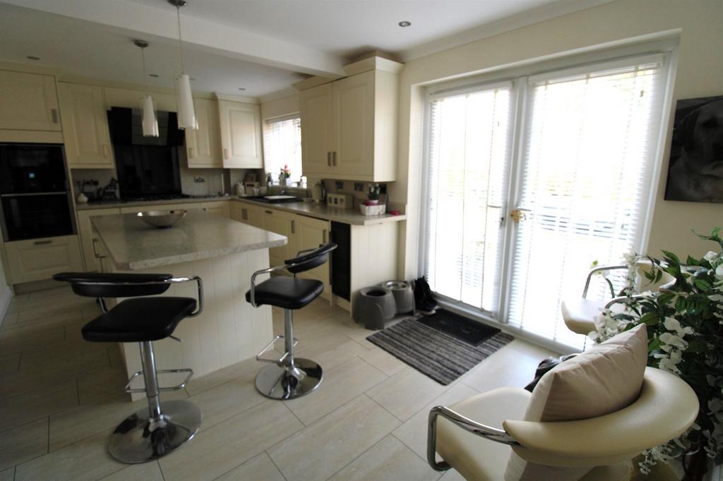 Open-Plan Spacious Kitchen