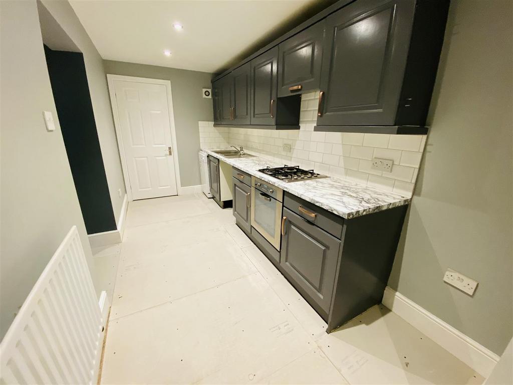 Amisfield Road, Hipperholme, Halifax 2 bed flat to rent £750 pcm (£