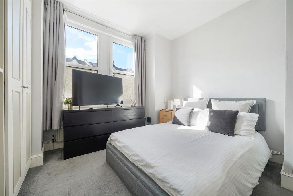 High ceilings in double bedroom into bay window