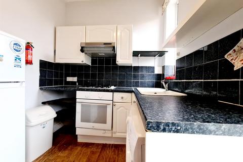 3 bedroom flat to rent, Mare Street, London