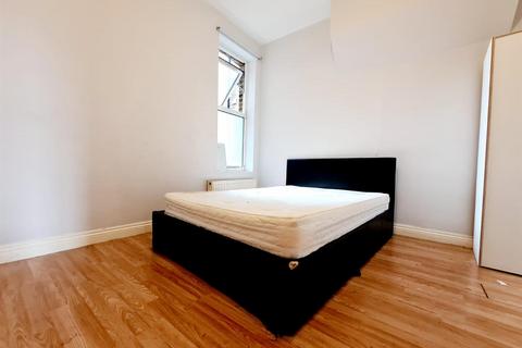 3 bedroom flat to rent, Mare Street, London