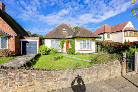 4 bedroom detached bungalow for sale, Winsford Gardens, Westcliff-on-Sea