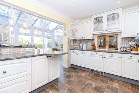 5 bedroom detached house to rent, Manor Road, Lancing, West Sussex, BN15