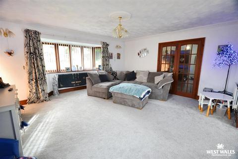 4 bedroom detached house for sale, Blenheim Drive, Neyland, Milford Haven