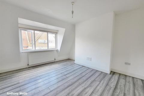 4 bedroom flat for sale, Green Lanes, London N13