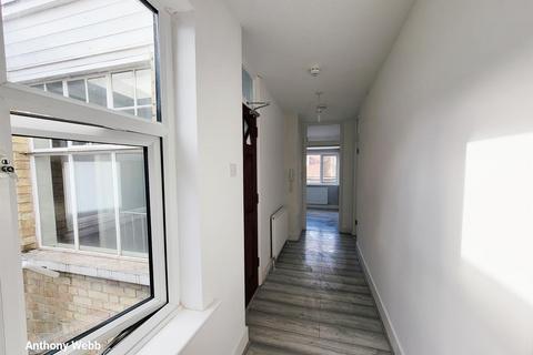 4 bedroom flat for sale, Green Lanes, London N13