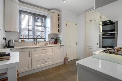 3 bedroom apartment for sale, Highlands Heath, Portsmouth Road, London