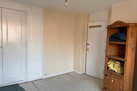 3 bedroom flat to rent, Flat, Aveley Walk, RG2