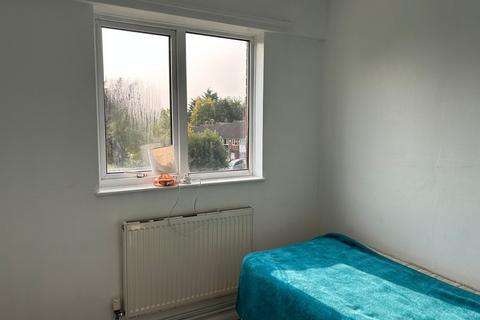 3 bedroom flat to rent, Flat, Aveley Walk, RG2